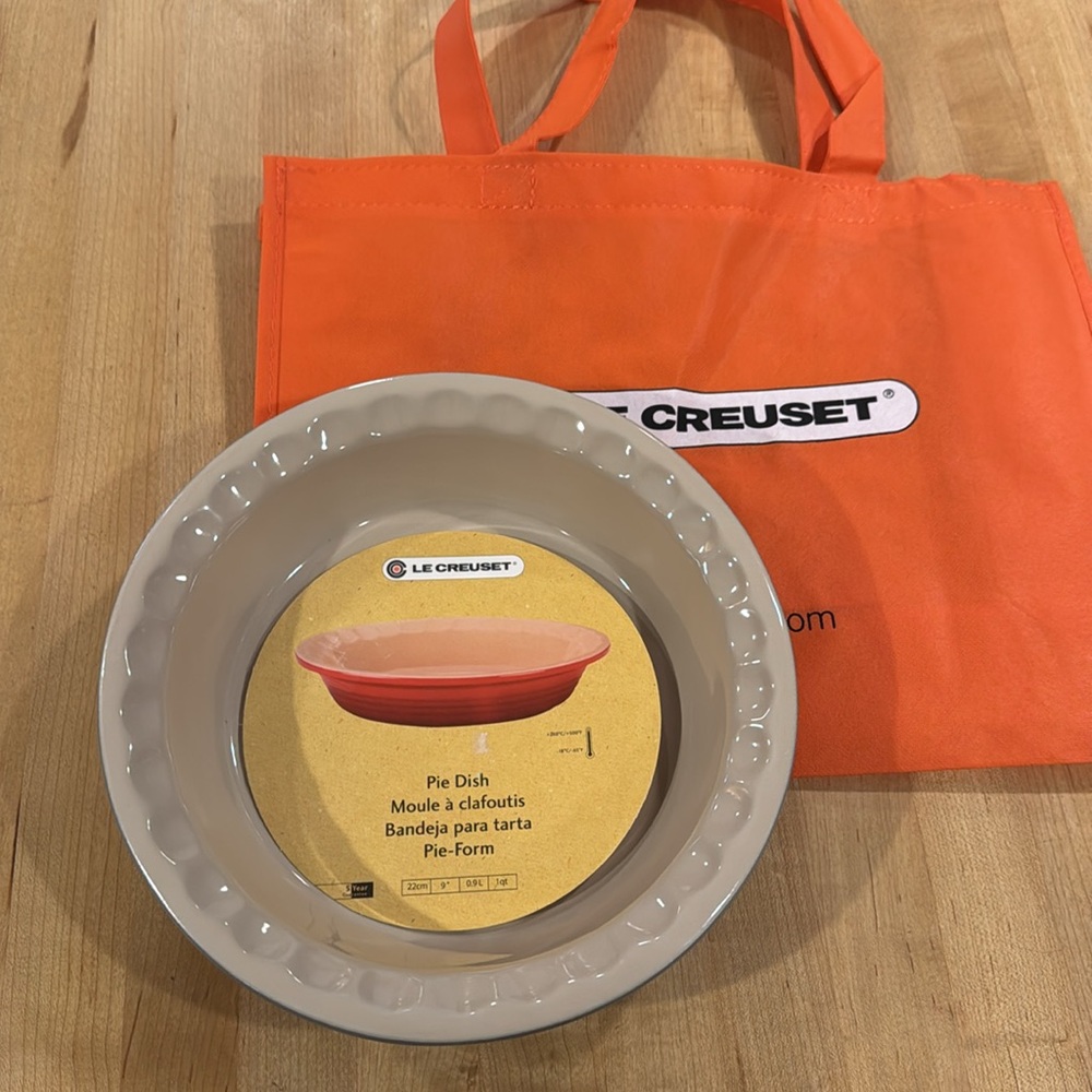 NWT Le Creuset Flint 9” Stoneware Dimpled Pie Plate, Versatile!